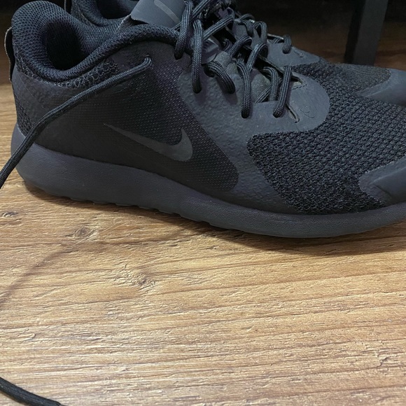 Women's Nike Triple Black Shoes - Picture 2 of 11